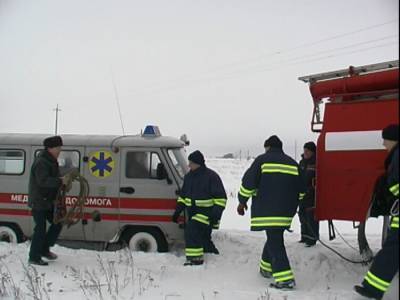 Автомобиль скорой помощи застрял в сугробе