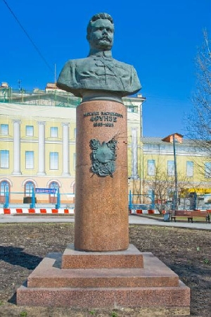 В Чернигове неизвестные повалили памятник Фрунзе