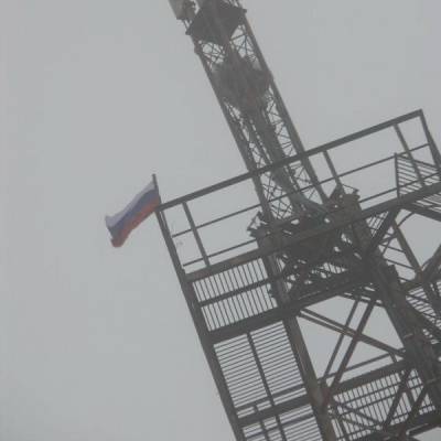 Над Утконосовкой неизвестные подняли российский флаг