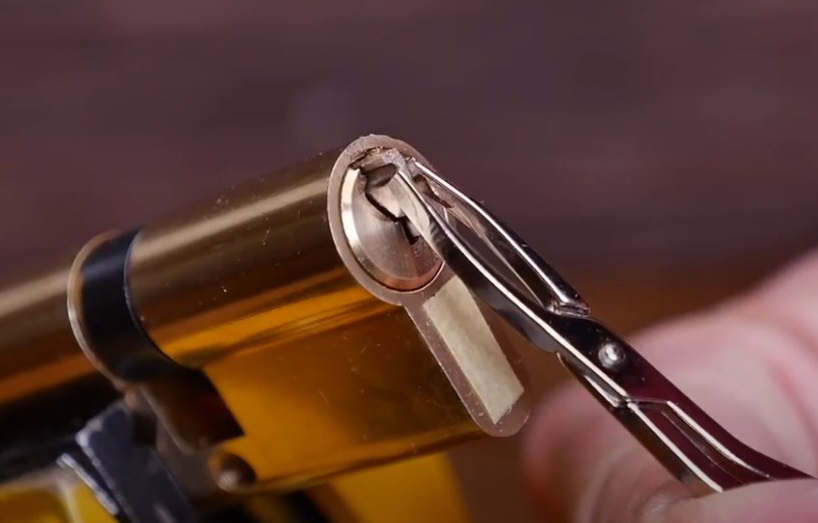 Сломался ключ в замке: что делать и чего избегать